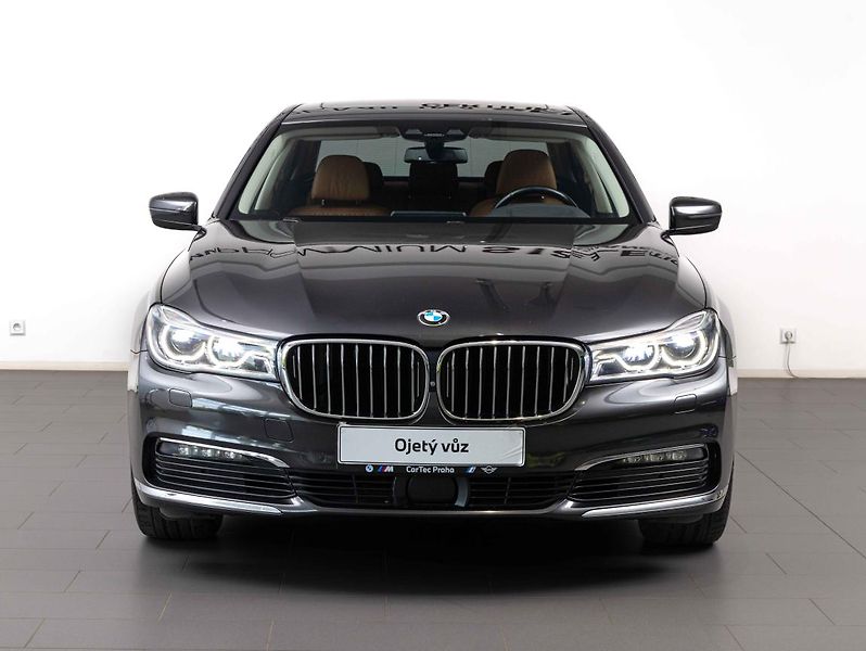 BMW Řada 7 740d xDrive - fotka 2 z 22