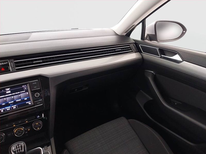 Volkswagen Passat (2019) 1.5 TSI, Tempomat - fotka 8 z 24