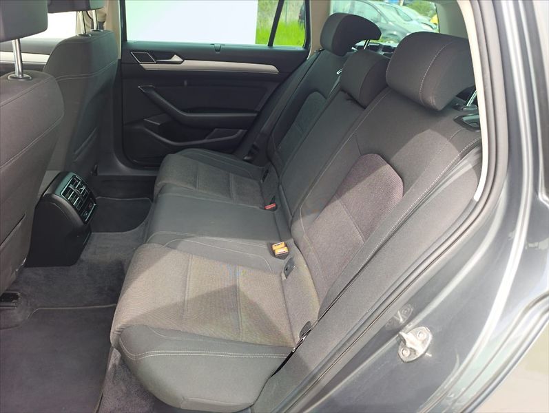 Volkswagen Passat 1,6 TDi Aut.klima Navi Kamera - fotka 21 z 34