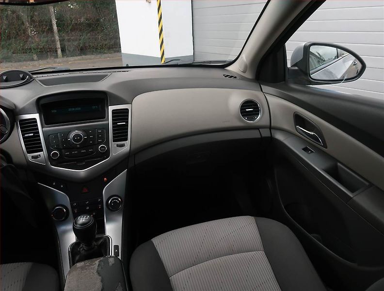 Chevrolet Cruze (2009) 1.6 i 16V, nová STK, rezervace - fotka 8 z 15