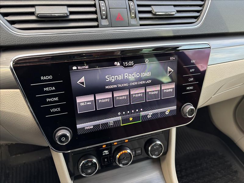 Škoda Superb 2,0 TDI 110kW Style AUT - fotka 27 z 40