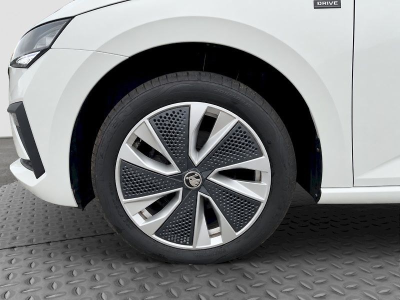 Škoda Scala (2024) 1.0 TSI DSG Drive - fotka 12 z 28
