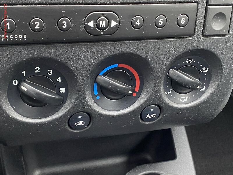 Ford Fiesta (2004) 1.3 i, Klima - fotka 10 z 11