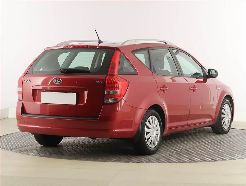 Kia Ceed (2010) 1.6 CRDi, slušný stav - fotka 5 z 16