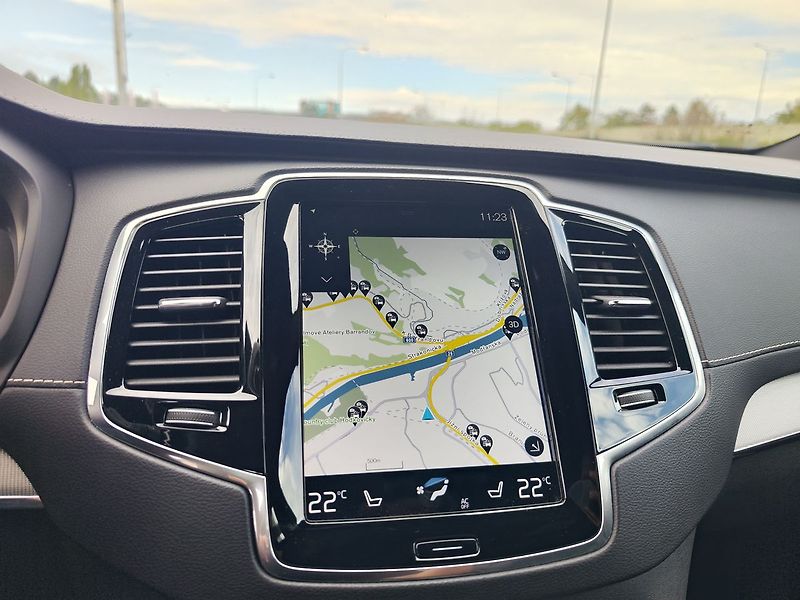 Volvo XC90 B5 2.0/173kW R-Design AT 4x4 - fotka 24 z 39
