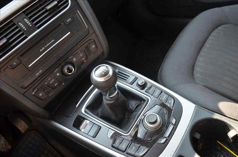 Audi A4 (2010) AVANT 2,0 TDI - fotka 22 z 24