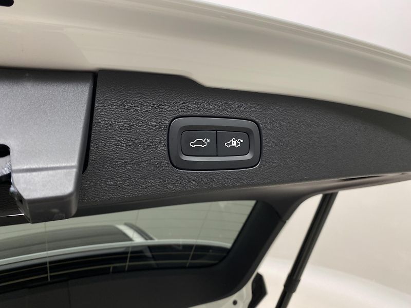 Volvo V60 B4 DARK PLUS AUT  - fotka 34 z 59