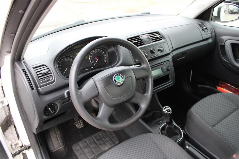Škoda Fabia 1,6 TDi  KLIMA, STK 10/2028 - fotka 10 z 20