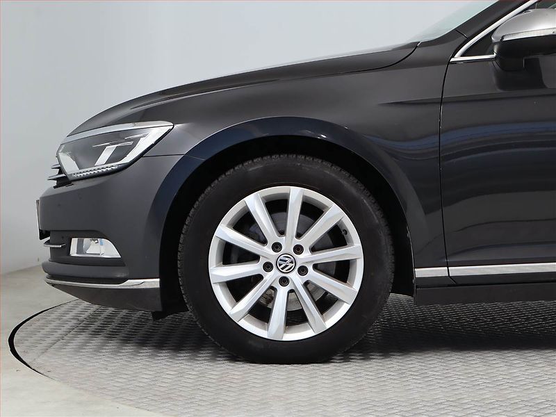 Volkswagen Passat (2018) Highline 2.0 TDI, Kůže, Navi - fotka 13 z 18