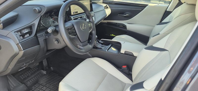 Lexus ES 300h (2023) - fotka 8 z 9