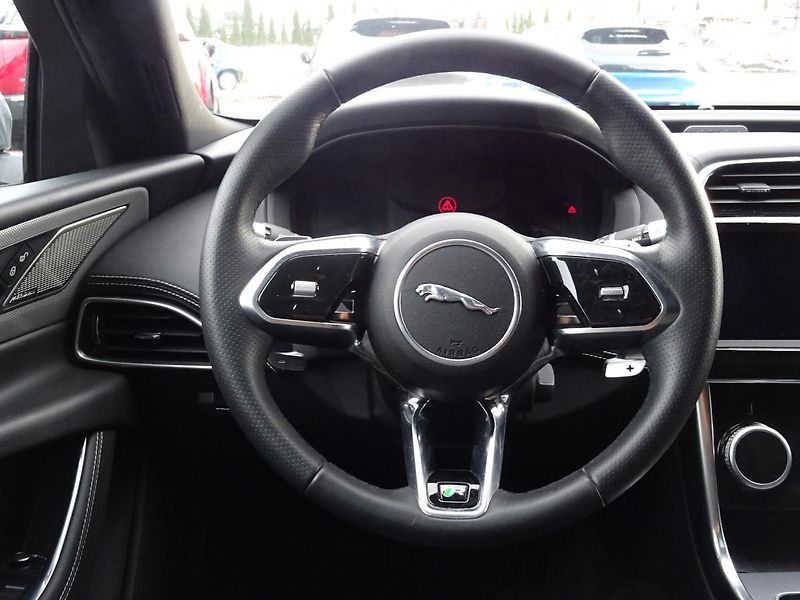 Jaguar XE D180 R - Dynamic SE - fotka 20 z 47