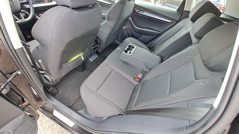 Škoda Karoq 1.6TDi Elegance NAVI - fotka 13 z 29