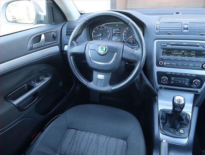 Škoda Octavia (2009) Elegance 1.6, Tempomat - fotka 7 z 14