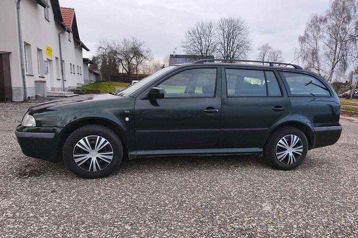 Oktávka kombi a pohled z boku.