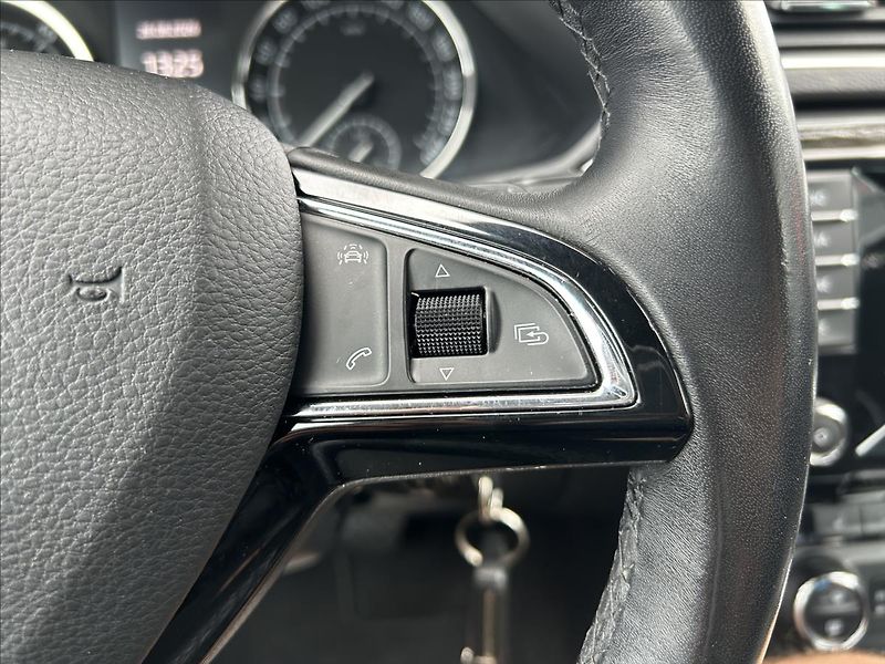 Škoda Superb 2,0 TDi DSG  BIXEN NAVI 1xMaji - fotka 23 z 50