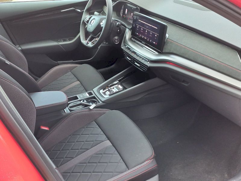 Škoda Octavia (2023) COMBI RS  2,0TSI DSG - fotka 15 z 26