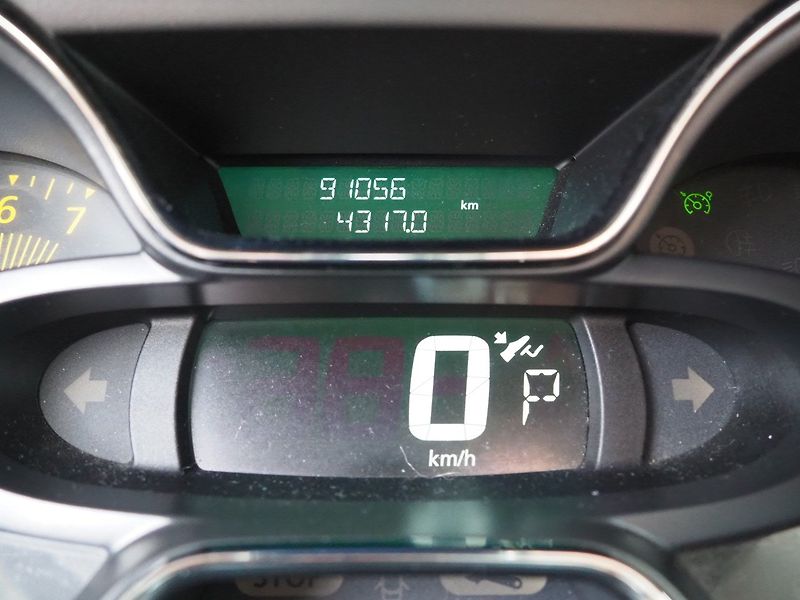 Renault Captur (2014) 1.2 TCe 88kW, Dynamique, AT - fotka 27 z 36