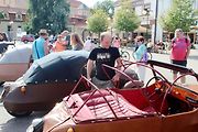 Přehlídka velorexů na poděbradském náměstí.