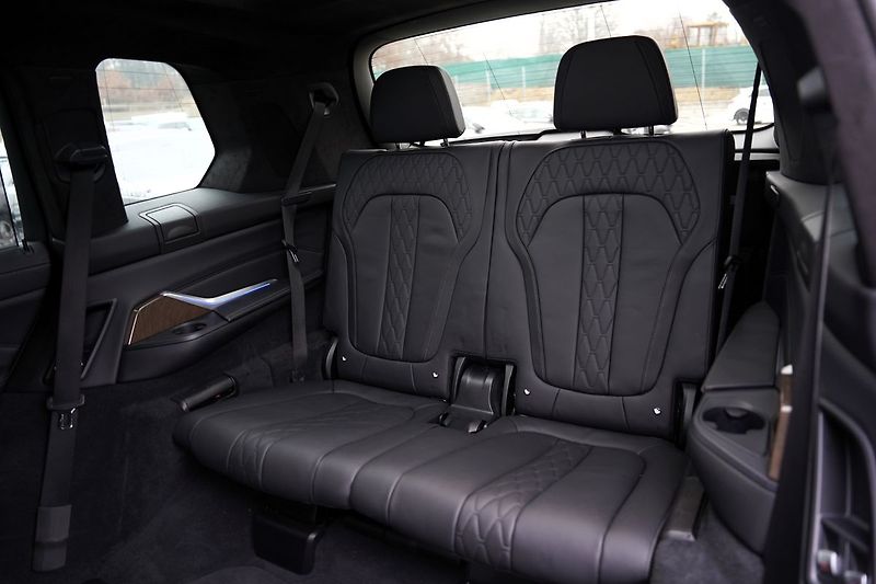 BMW X7 M50i xDrive/AT9/22/ČR/530 PS - fotka 37 z 49