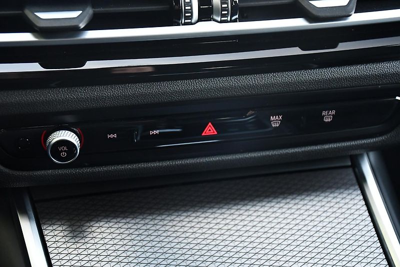 BMW Řada 3 320d M-SPORT xD TAŽNÉ ČR  - fotka 44 z 51