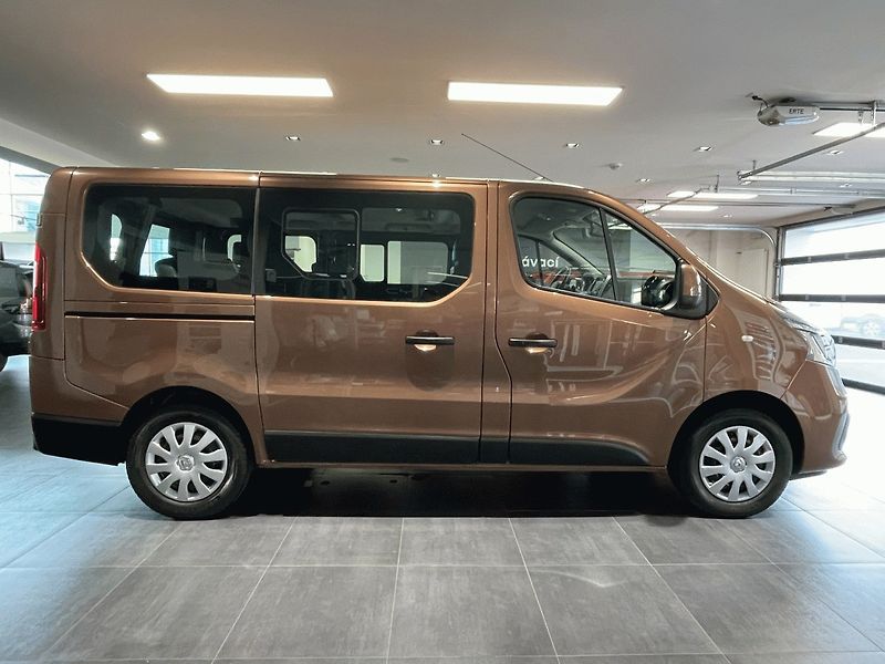 Renault Trafic (2021) Passenger L1 2,0dCi 145k 9míst - fotka 5 z 25