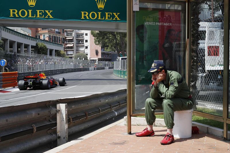 F1 2017 GP Monaka - Ferrari slaví vítězství v Monaku po 16 letech, Kimi Raikkonen (uprostřed) zklamaně přijímá 2. místo