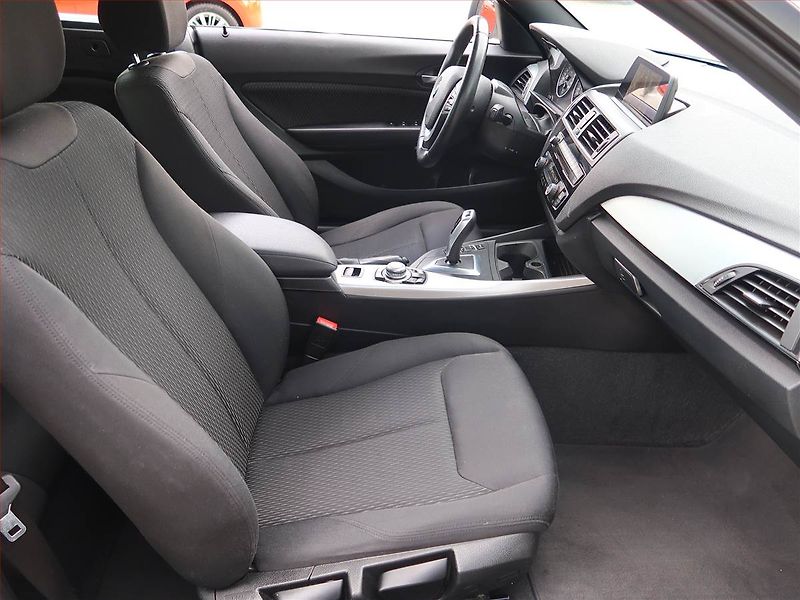 BMW Řada 2 (2017) 218d, Automat, Serv.kniha - fotka 9 z 21