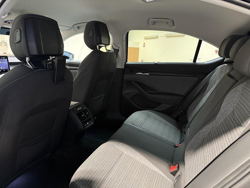 Škoda Superb 2.0 TSI 150kW Selection DSG - fotka 12 z 16