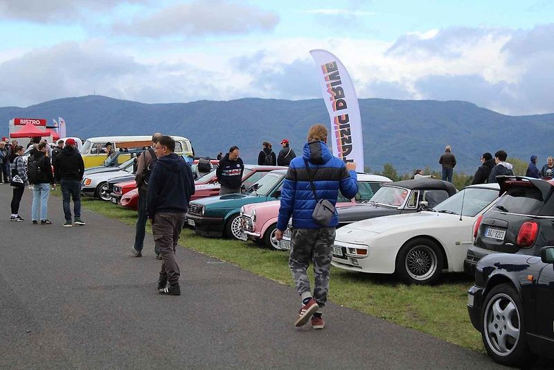 Na Autodromu Most byl motoristický festival The Most Classic. Na snímku je vystavené Porsche 911.