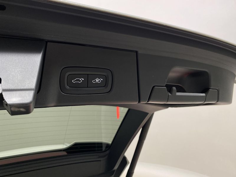 Volvo V90 B4 MOMENTUM AUT - fotka 33 z 46