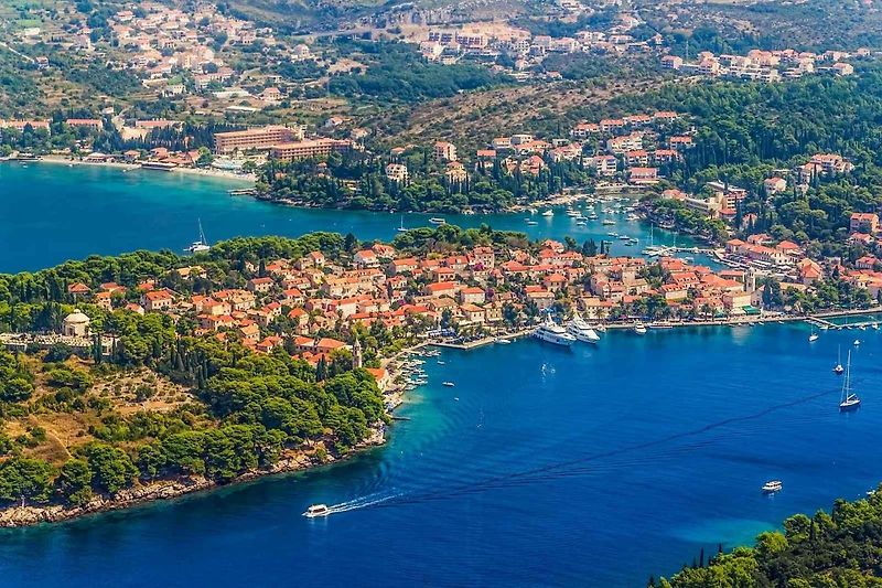 Cavtat má nádherné nábřeží lemované palmami. Říká se, že to tu vypadá jako v Saint Tropez.