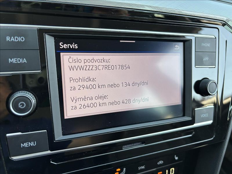 Volkswagen Passat 1,5 TSI Business AUT 110kW DPH - fotka 39 z 41