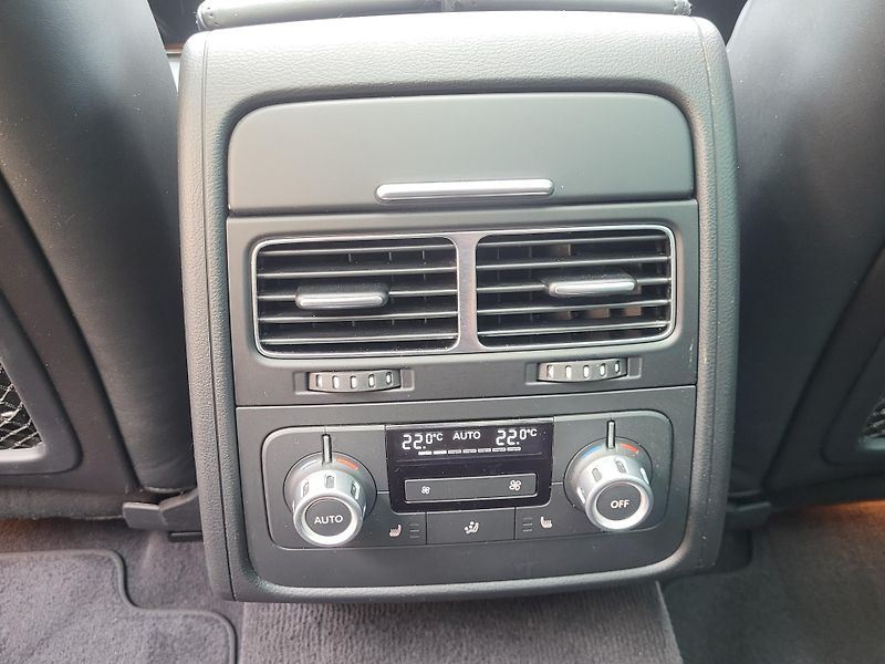 Volkswagen Touareg (2014) 4.2TDi V8 250KW*R-LINE*PANORAM - fotka 33 z 55