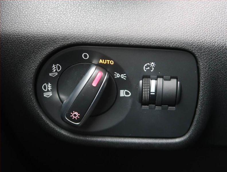 Audi A1 (2011) S-Line 1.6 TDI, Park. senzory - fotka 15 z 17