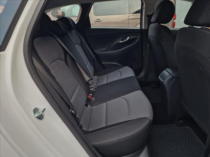 Hyundai i30 1.6 CRDi Comfort,ČR,1.Majitel - fotka 15 z 49