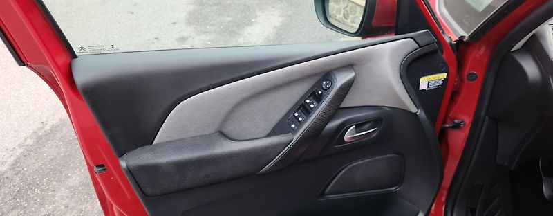 Citroën Grand C4 Picasso (2016) 1.6 HDI 7 MÍST ČR - fotka 35 z 43