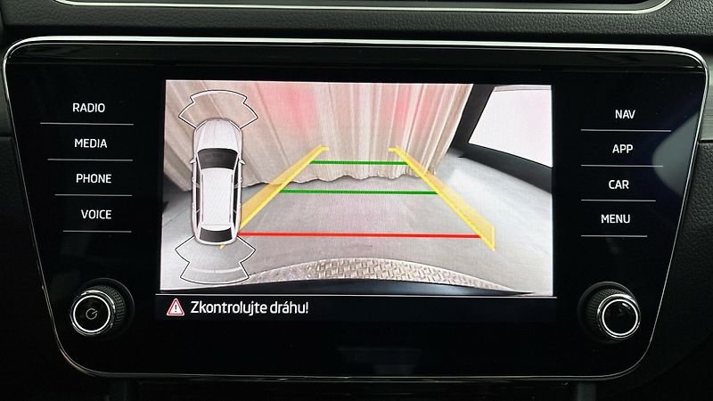 Škoda Superb 2.0 TDI DSG Style Combi - fotka 12 z 27