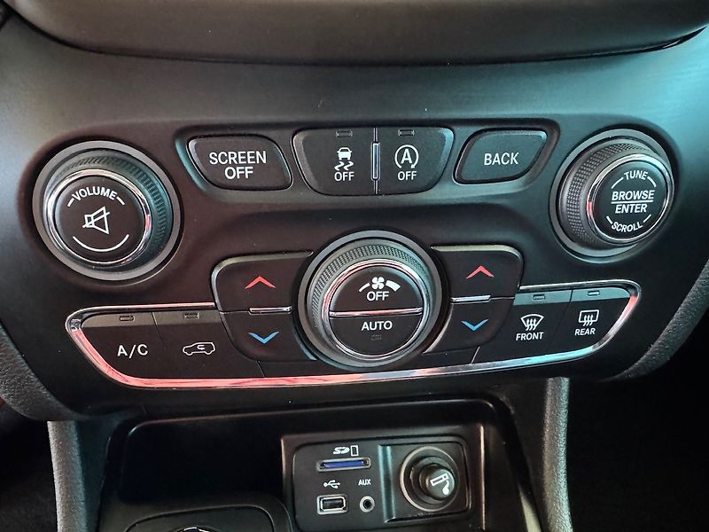 Jeep Cherokee (2015) 2.0 L TD Longitude - fotka 16 z 50