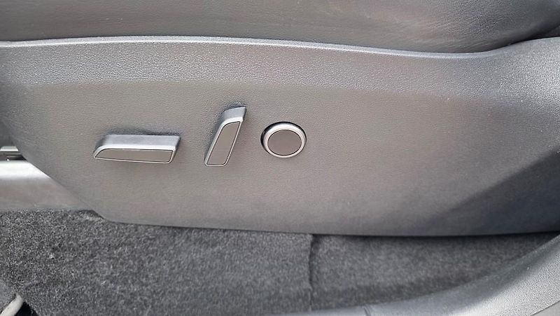 Tesla Model Y (2023) Long Range AWD DE SoH 91,2% - fotka 18 z 40