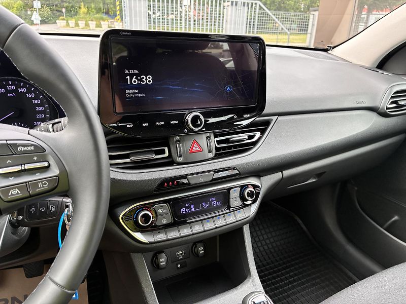 Hyundai i30 1.5T-GDi 118kW REZERVACE - fotka 22 z 34