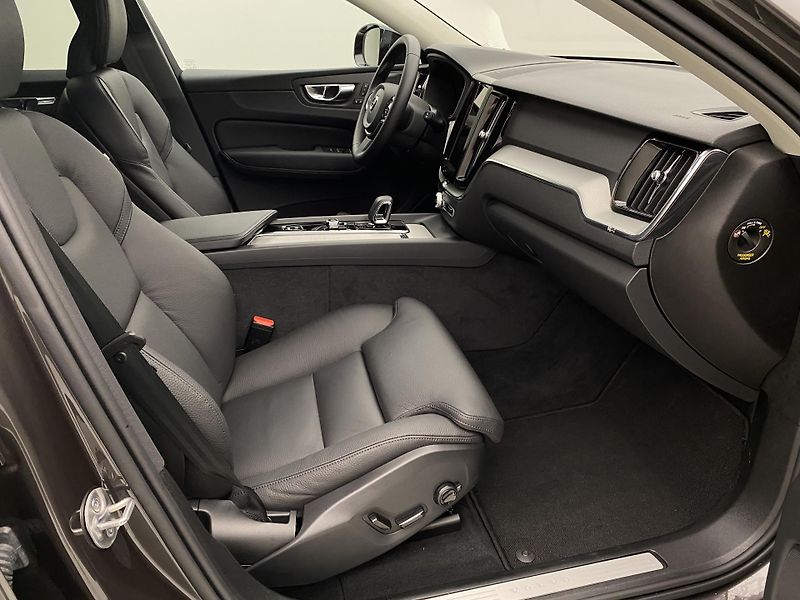 Volvo XC60 B5 AWD DARK PLUS REZERVACE - fotka 24 z 57