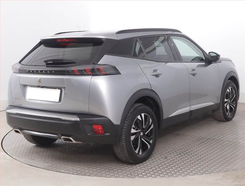 Peugeot 2008 (2022) Allure 1.2 PureTech, Automat - fotka 5 z 17