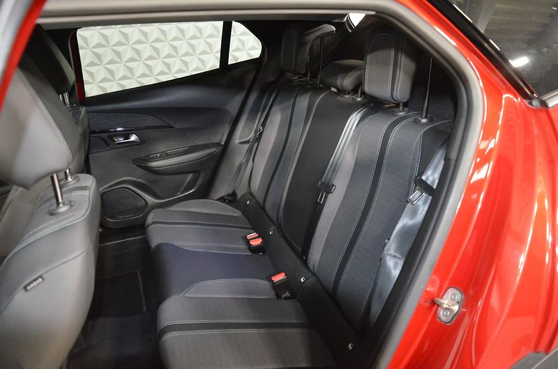Peugeot 2008 (2021) 1.2PT 130k Allure TOP stav - fotka 16 z 18