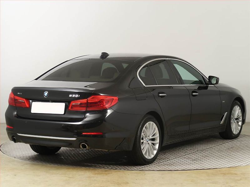 BMW Řada 5 (2018) Luxury Line 530i xDrive - fotka 5 z 25