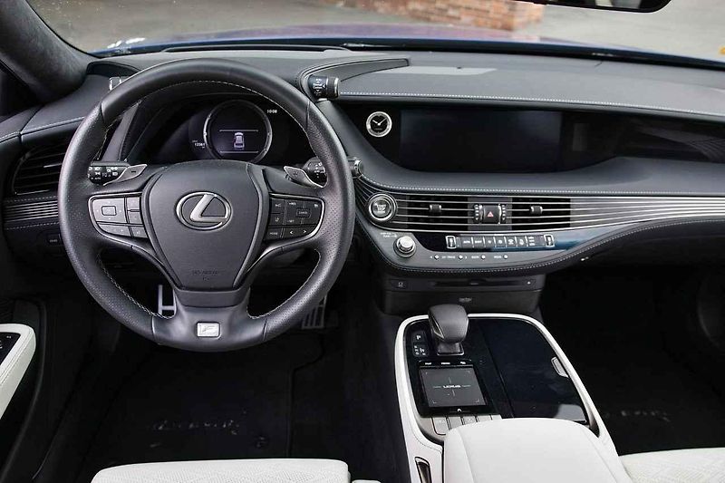 Lexus LS 500.