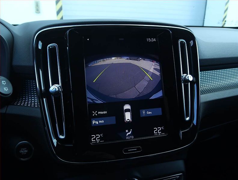 Volvo XC40 (2019) R-Design D4 AWD - fotka 20 z 27