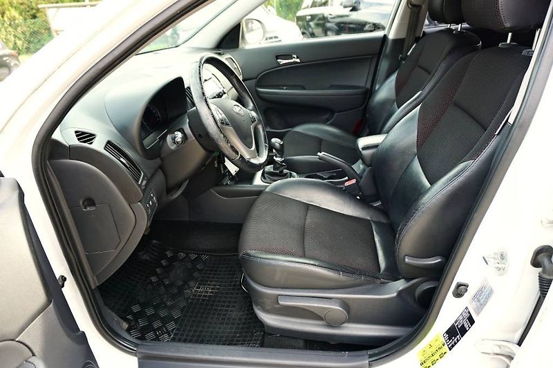 Hyundai i30 (2010) STYLE 1,6 CVVT 93 kW - fotka 23 z 35