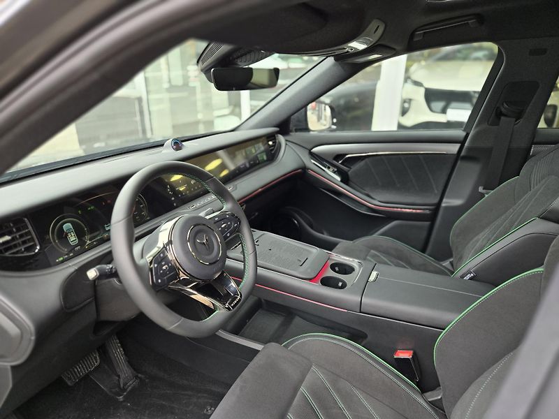 Voyah FREE 318 REV (2025) REV 318 AWD Hybrid - fotka 9 z 13
