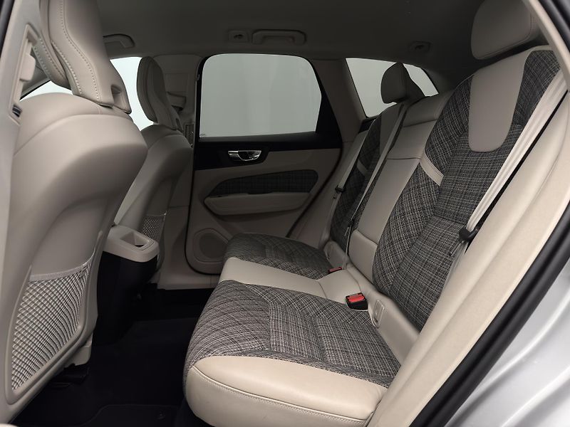 Volvo XC60 B4 AWD MOMENTUM PRO REZERVACE - fotka 6 z 43
