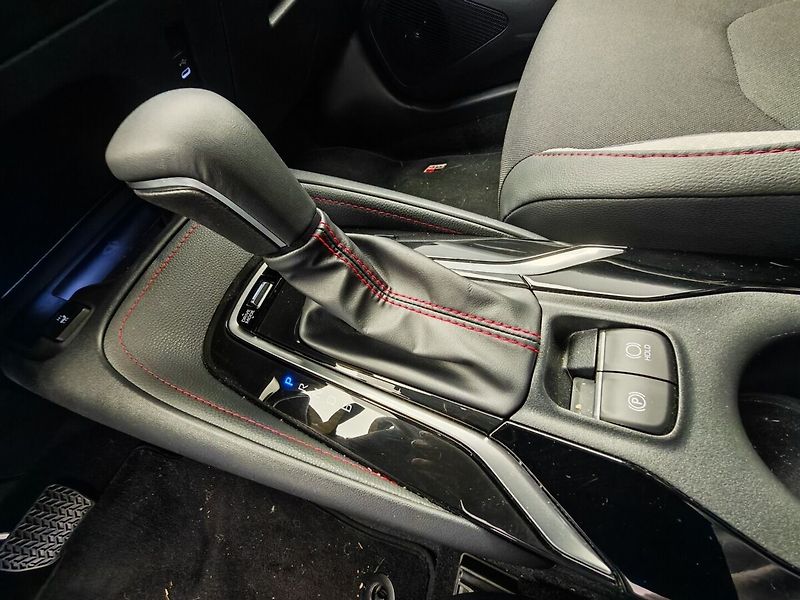 Toyota Corolla 1.8 Hybrid e-CVT GR Sport Tour - fotka 30 z 32